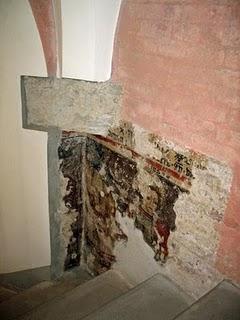 Decorazioni del locale scala che conduce alla cripta