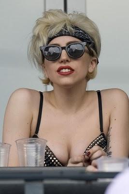 Perche' Lady Gaga va allo Stadio in Bikini !?!?!