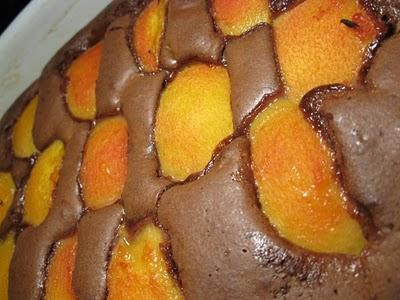 Torta morbida morbida al cioccolato e pesche