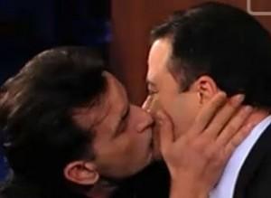 Il video del bacio gay di Charlie Sheen