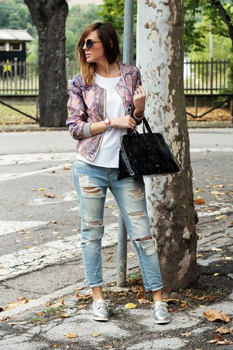 7-outfit-look-jeans-strappati-top-bianco-bomber-borsa-pinko