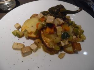 Rasoterra. Patatas asadas con salteado de tofu y verduras