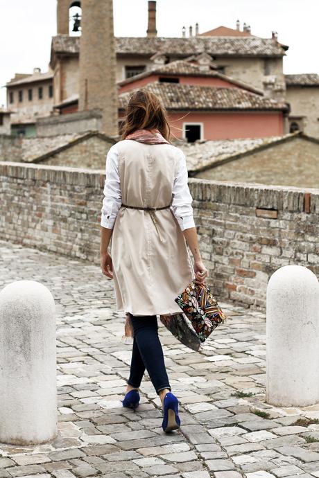 Gilet lungo, skinny jeans Zara e camicia bianca