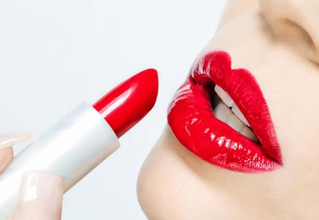 donna che applica il rossetto rosso