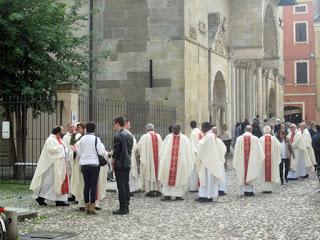 Il pontificale dei cento nomi Il pontificale dei cento nomi