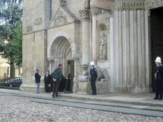 Il pontificale dei cento nomi Il pontificale dei cento nomi