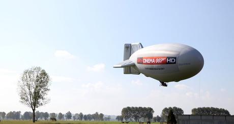 Un dirigibile attraversa il cielo di Milano per inaugurare Sky Cinema 007 HD Un dirigibile attraversa il cielo di Milano per inaugurare Sky Cinema 007 HD