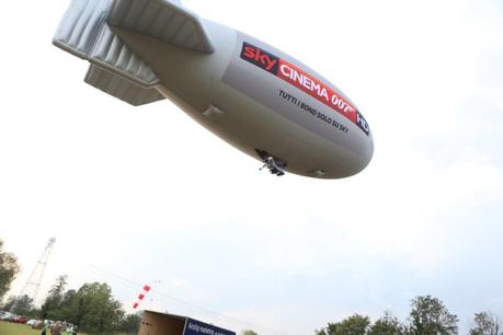 Un dirigibile attraversa il cielo di Milano per inaugurare Sky Cinema 007 HD Un dirigibile attraversa il cielo di Milano per inaugurare Sky Cinema 007 HD