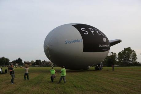 Un dirigibile attraversa il cielo di Milano per inaugurare Sky Cinema 007 HD Un dirigibile attraversa il cielo di Milano per inaugurare Sky Cinema 007 HD