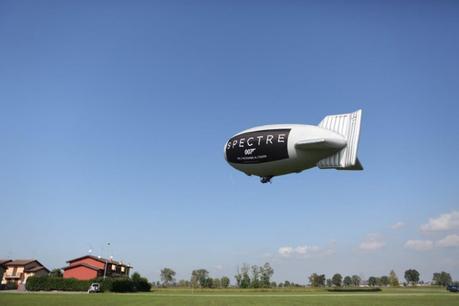 Un dirigibile attraversa il cielo di Milano per inaugurare Sky Cinema 007 HD Un dirigibile attraversa il cielo di Milano per inaugurare Sky Cinema 007 HD