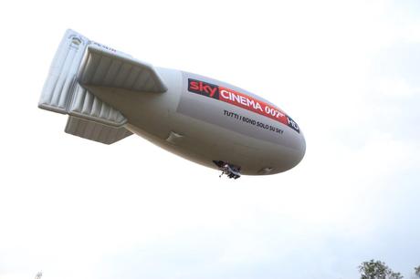Un dirigibile attraversa il cielo di Milano per inaugurare Sky Cinema 007 HD Un dirigibile attraversa il cielo di Milano per inaugurare Sky Cinema 007 HD