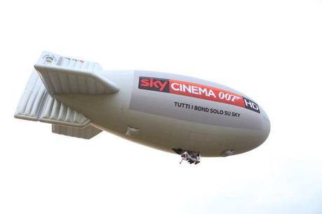 Un dirigibile attraversa il cielo di Milano per inaugurare Sky Cinema 007 HD Un dirigibile attraversa il cielo di Milano per inaugurare Sky Cinema 007 HD