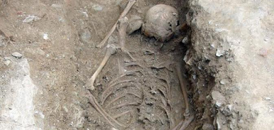 Lo scheletro di una strega bambina trovato sepolto a faccia in giù dagli archeologi del Pontificio Istituto di Archeologia Cristiana