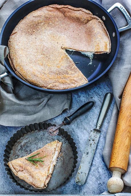 PANE AZZIMO INTEGRALE IN PADELLA FARCITO AL FORMAGGIO...& IL MESTIERE PIU' DIFFICILE DEL MONDO.