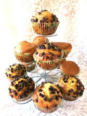 Mufin alla panna e gocce di cioccolato per Ale e Giuly e il compleanno di Mammazan Mufin alla panna e gocce di cioccolato per Ale e Giuly e il compleanno di Mammazan