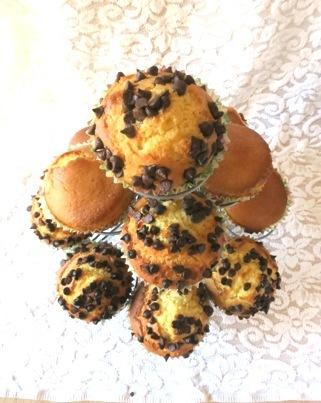 Mufin alla panna e gocce di cioccolato per Ale e Giuly e il compleanno di Mammazan Mufin alla panna e gocce di cioccolato per Ale e Giuly e il compleanno di Mammazan