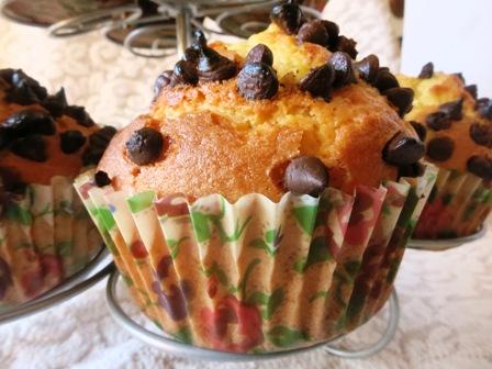 Mufin alla panna e gocce di cioccolato per Ale e Giuly e il compleanno di Mammazan Mufin alla panna e gocce di cioccolato per Ale e Giuly e il compleanno di Mammazan