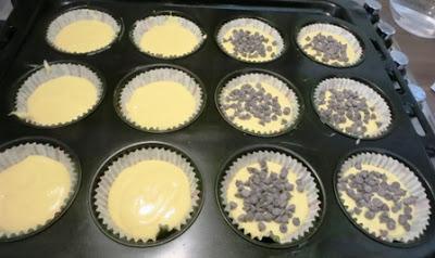 Mufin alla panna e gocce di cioccolato per Ale e Giuly e il compleanno di Mammazan Mufin alla panna e gocce di cioccolato per Ale e Giuly e il compleanno di Mammazan