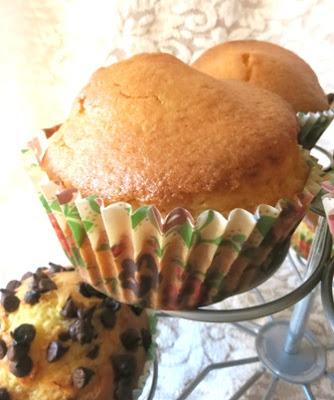 Mufin alla panna e gocce di cioccolato per Ale e Giuly e il compleanno di Mammazan Mufin alla panna e gocce di cioccolato per Ale e Giuly e il compleanno di Mammazan