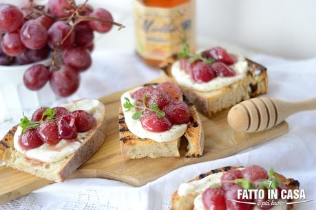 Bruschette con Uva Caramellata e Ricotta di Bufala