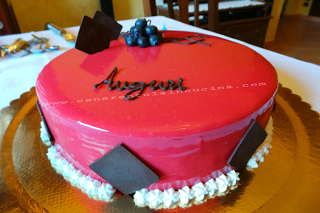 Torta con mousse al cioccolato e frutti di bosco.