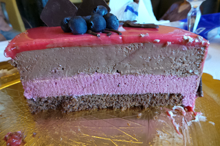 Torta con mousse al cioccolato e frutti di bosco.