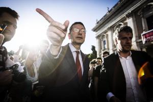 L’aporia di Ignazio Il sindaco di Roma, Ignazio Marino, all'esterno del Campidoglio per un incontro con i cittadini, Roma, 13 giugno 2013. ANSA/ANGELO CARCONI