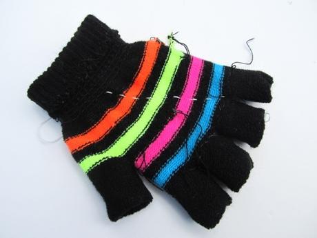 Gioia Giurassica! Come riciclare i guanti in “Guantosauri” riciclosi. Tutorial di peluche di animali piccoli da guanti di Sweater Doll per www.cucicucicoo.com