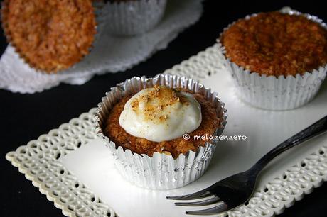 Muffin carote e amaretti con cream-cheese frosting