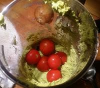 Sangue e scaglie di mostro (guacamole al pomodoro con nachos) Sangue e scaglie di mostro (guacamole al pomodoro con nachos)