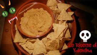 Sangue e scaglie di mostro (guacamole al pomodoro con nachos) Sangue e scaglie di mostro (guacamole al pomodoro con nachos)