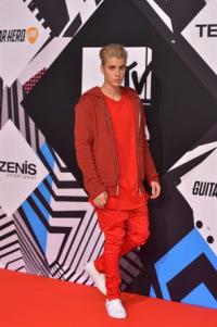 Specchio,specchio…qual è il look più originale degli MTV Europe Music Awards 2015 ???