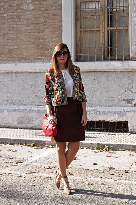 Gonna scamosciata, giacca etnica e borsa simil Drew rossa Gonna scamosciata, giacca etnica e borsa simil Drew rossa