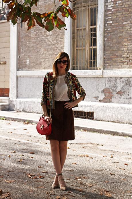 Gonna scamosciata, giacca etnica e borsa simil Drew rossa Gonna scamosciata, giacca etnica e borsa simil Drew rossa