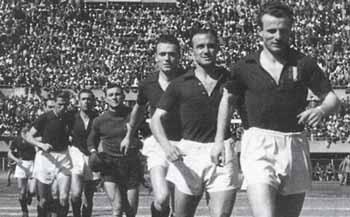 “Troppo meravigliosa per invecchiare” – Speciale sul Grande Torino. Valentino Mazzola durante un ingresso in campo.