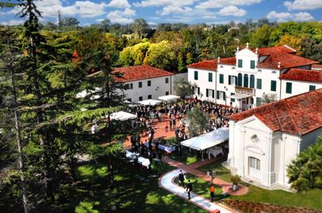 Matrimonio giardino autunno fronte villa fiorita