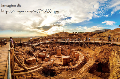 Göbekli Tepe. Alla scoperta in Turchia di un tempio del 9.600 a.C., il più antico del mondo, che sta sconvolgendo tutte le certezze sulle origini della civiltà.