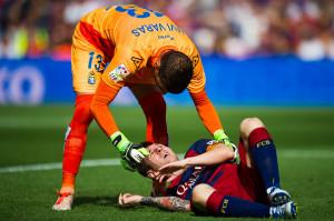 Ahi Messi, addio Clasico, Brasile e Roma BARCELONA, SPAIN - SEPTEMBER 26: Javi Varas of UD Las Palmas helps Lionel Messi of FC Barcelona as he is injured during the La Liga match between FC Barcelona and UD Las Palmas at Camp Nou on September 26, 2015 in Barcelona, Spain. (Photo by Alex Caparros/Getty Images)