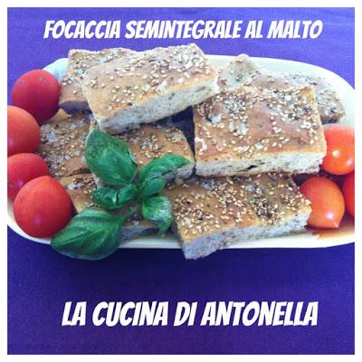 Focaccia semintegrale al malto e semi di sesamo