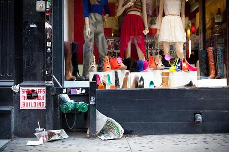 Negozio di scarpe, SoHo, NYC. Nota la continuità con le prossime tre fotografie