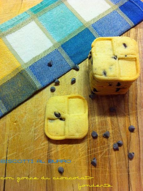 BISCOTTI AL BURRO CON GOCCE DI CIOCCOLATO FONDENTE