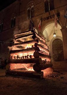 ABBADIA SAN SALVATORE (Siena) - Con le sue “Fiaccole” Abbadia San Salvatore si prepara a vivere un Natale “oltre la neve”