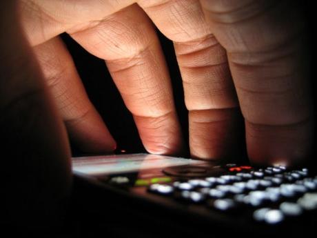 Arrestato bidello-pedofilo in Campania: scoperto grazie a un messaggio sul cellulare cellulare_mano