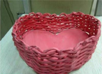Come fare una cesta a forma di cuore con carta riciclata Come fare una cesta a forma di cuore con carta riciclata