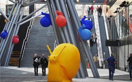 Lumache giganti e colorate nella Stazione Garibaldi di Napoli