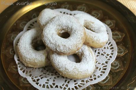 Kaak warka, le ciambelline con ripieno di mandorle  ed il thé alla menta del Maghreb (Tunisia)