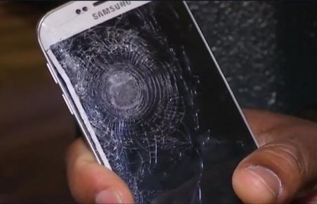 Samsung Galaxy S6 Edge salva la vita di un uomo durante gli attacchi terroristici di Parigi [VIDEO]