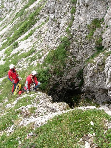 LA LACA A NORD DEL PASSO DI MENNA DIVENTA UN ABISSO ingresso della Laca a nord del Passo di Menna