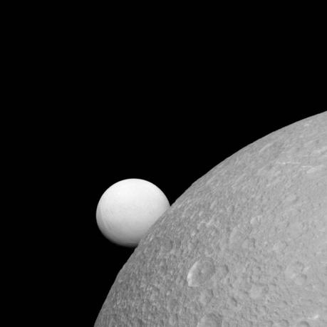 Encelado e Dione: lune a confronto Dione in primo piano ed Encelado sullo sfondo. L'immagine è stata catturata dalla camera ad angolo stretto a bordo della sonda Cassini l'8 settembre 2015. Crediti: NASA/JPL-Caltech/Space Science Institute