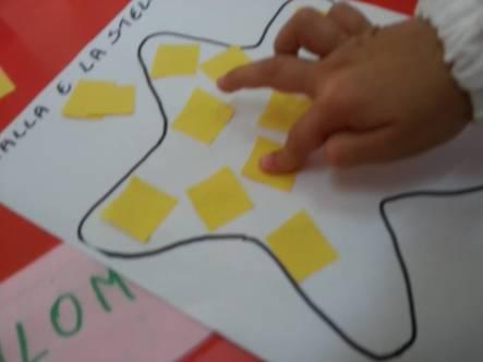 IL colore giallo incolliamo pezzi di carta gialla